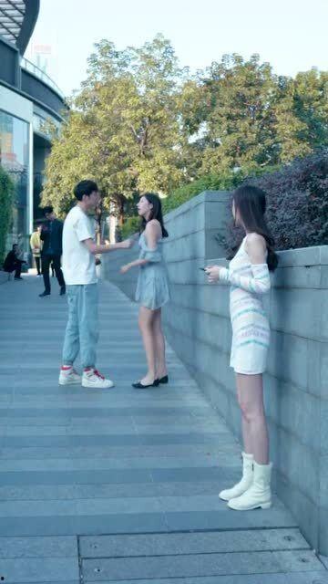 吃瓜情侣草地,吃瓜情侣的浪漫时光