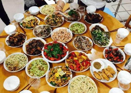 美女请客吃烤红瓜,温馨时光尽享美味