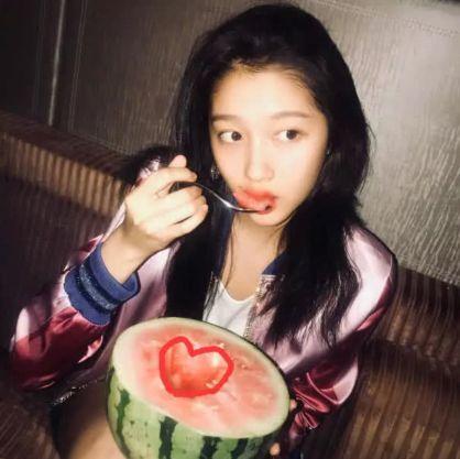 关晓彤吃瓜晚会,现场互动引热议